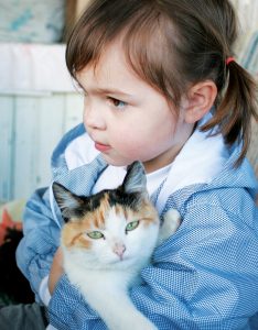 enfant avec chat