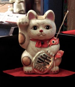 Maneki-Neko-patte-droite-levee