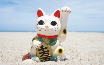 Maneki-Neko : signification, dessin, origine. Tout sur le chat mythique japonais qui porte chance