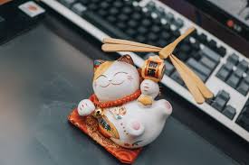 Cyrank Chat Porte-Bonheur, Mini Statue de Chat Japonais Maneki Neko avec  Bras ondulant à énergie Solaire pour la décoration de Tableau de Bord de  Voiture à la Maison(Blanc) : : Cuisine et