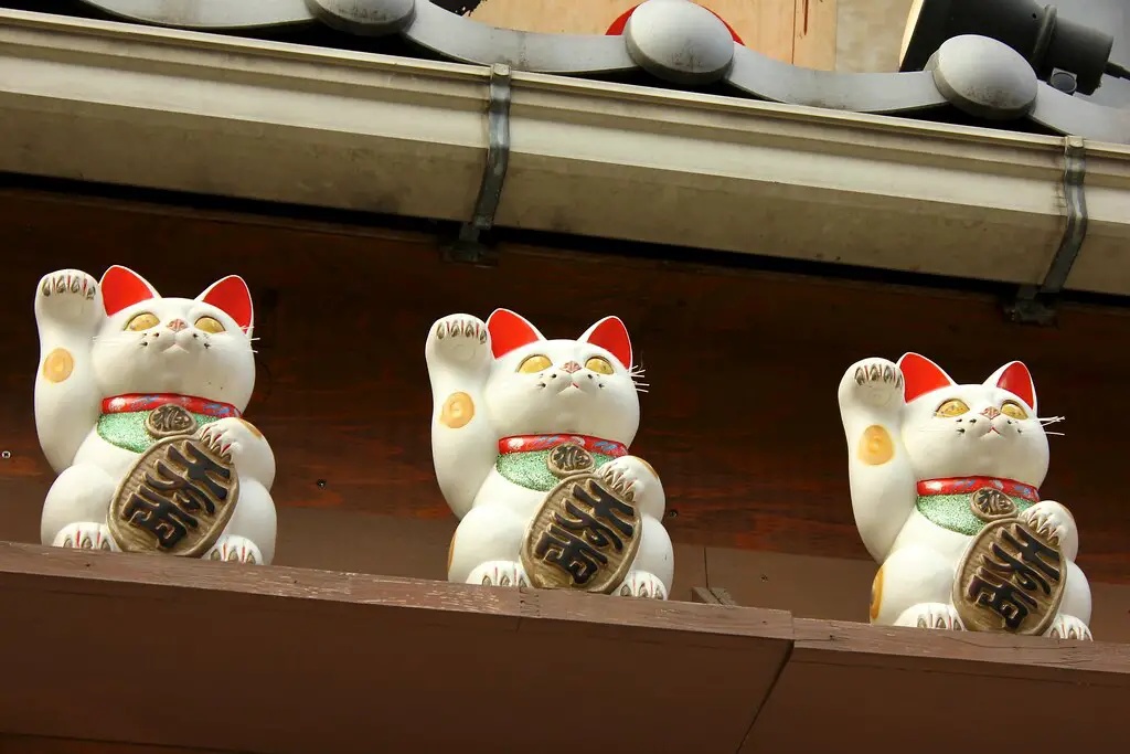 Porte-clé chat porte-bonheur Maneki Neko avec clochette : Attirez la  prospérité et la chance